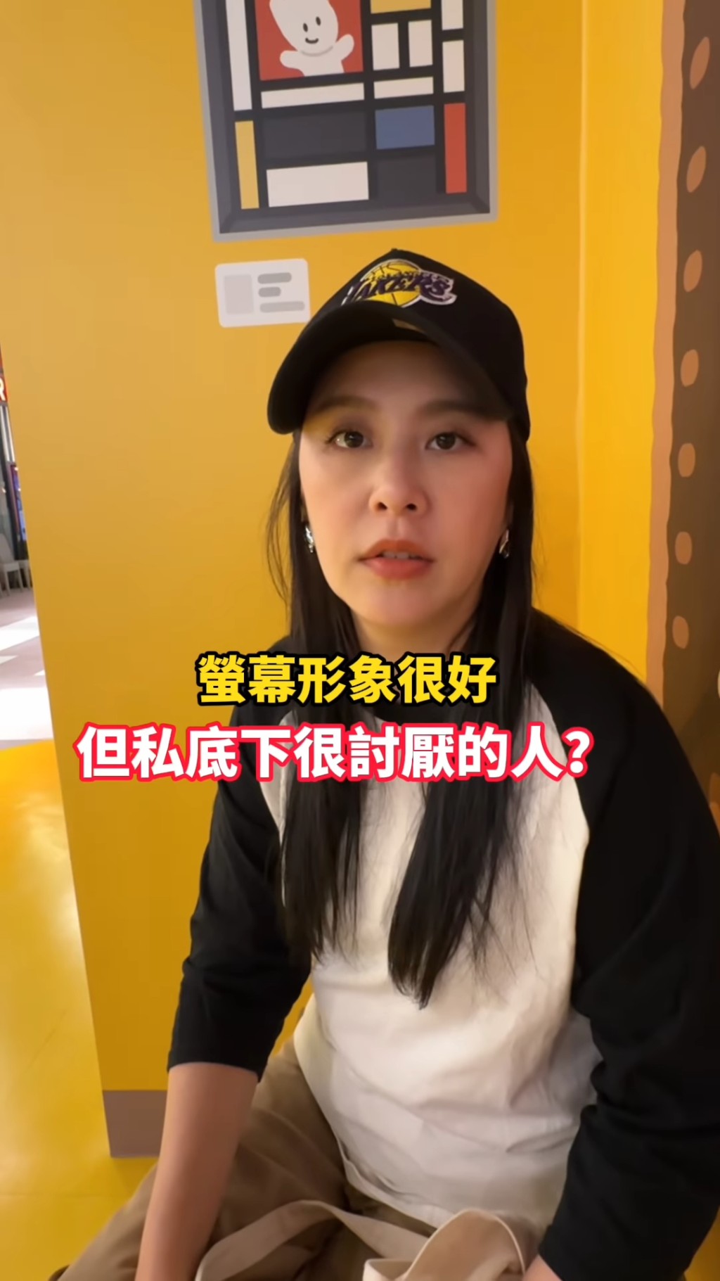 最近黃小柔就在IG上發佈了一條影片分享演藝圈內幕。 最近黃小柔就在IG上發佈了一條影片分享演藝圈內幕。