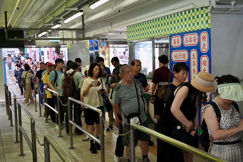 上午11時中環一帶已錄得攝氏29度高溫,但仍未阻止市民的入長洲遊玩的熱情。蘇正謙攝 上午11時中環一帶已錄得攝氏29度高溫,但仍未阻止市民的入長洲遊玩的熱情。蘇正謙攝