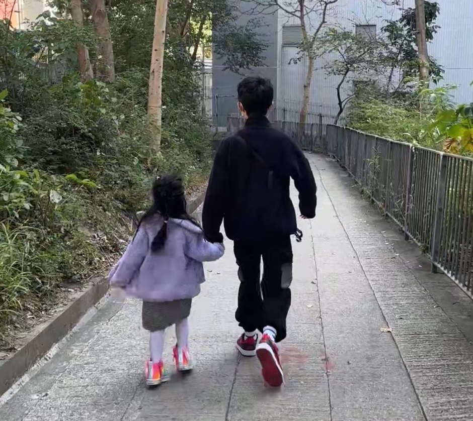 哥哥大手拖小手，手足之情就是如此。（圖：受訪者提供）