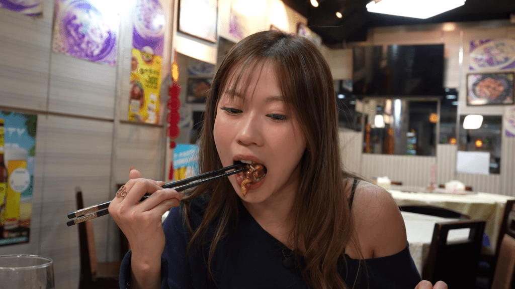 波波每道菜都吃得非常滋味。