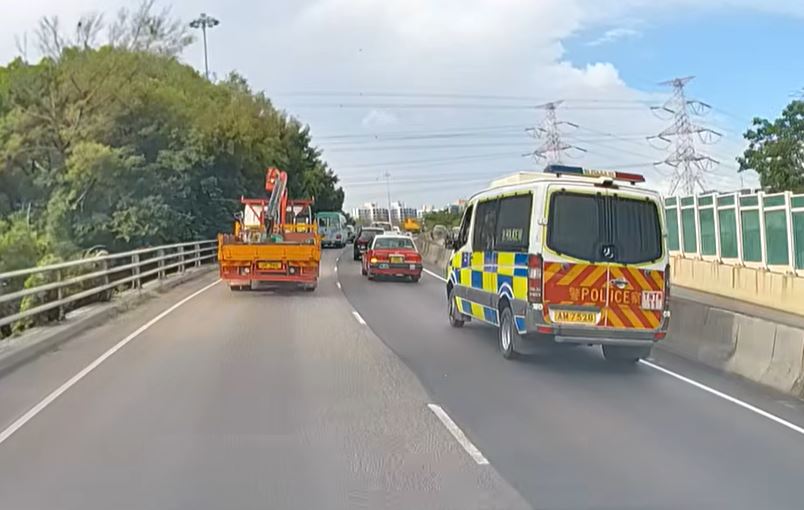 警车沿屯门公路往元朗公路方向行驶，驶过兆康站上桥。fb车cam L（香港群组）影片截图