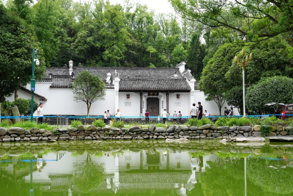 民眾前往位於湖南長沙的朱鎔基祖居「恬園」門前獻花悼念。 中新社 民眾前往位於湖南長沙的朱鎔基祖居「恬園」門前獻花悼念。 中新社