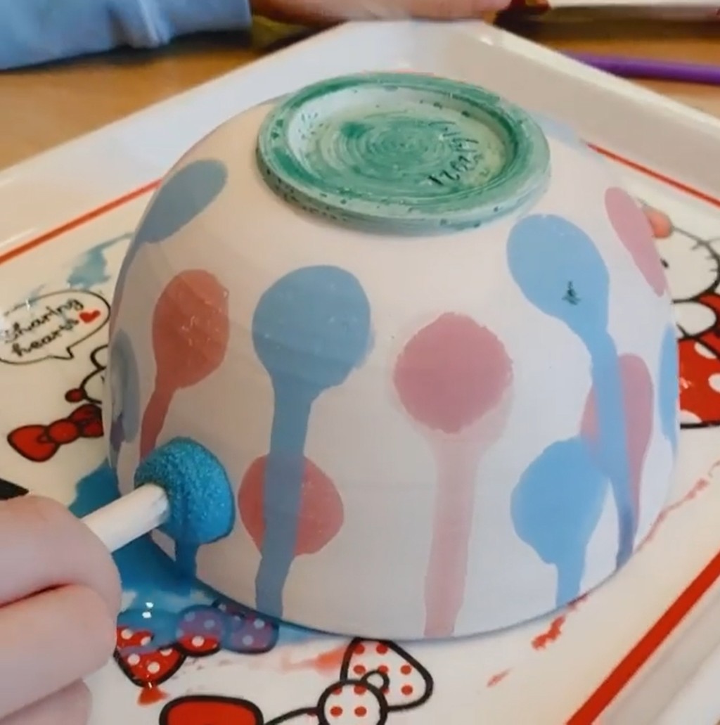 梁咏琪分享囡囡Sofia绘画陶瓷的过程。