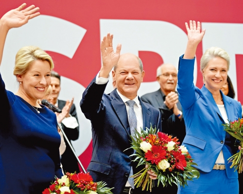 德國社民黨黨魁肖爾茨（中）與吉費（左）等該黨主要候選人，周一在柏林黨總部答謝支持者。