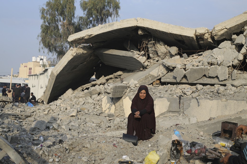 加沙南部城市拉法受到以军多次空袭，到处颓垣败瓦。美联社