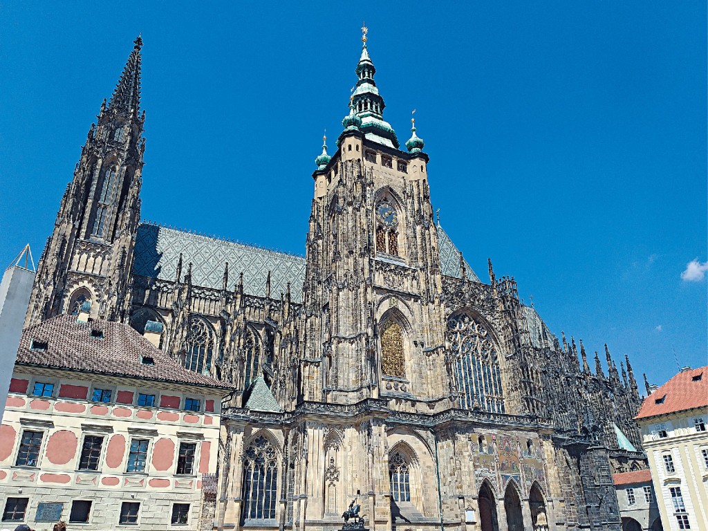 布拉格城堡是全世界最大的古堡，图中的哥德式建筑为城堡内的圣维特主教座堂。