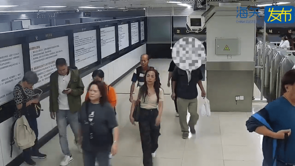 羅湖口岸男旅客行色匆匆。 海關發布 羅湖口岸男旅客行色匆匆。 海關發布