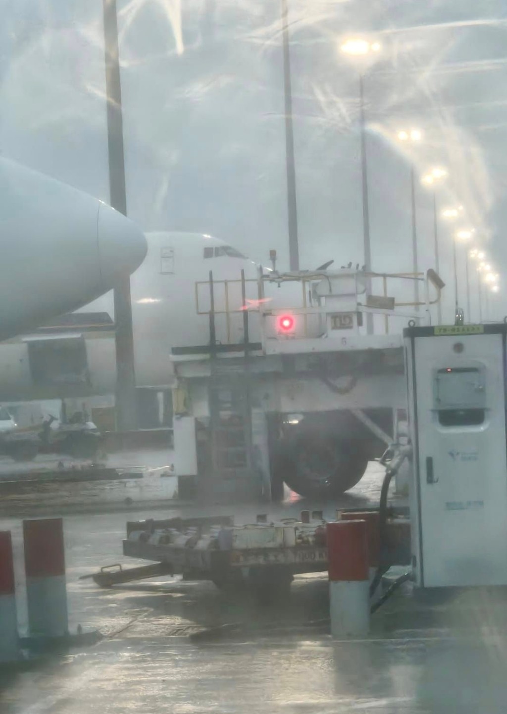 機場出現「紅閃」警告。香港機場實況討論區FB