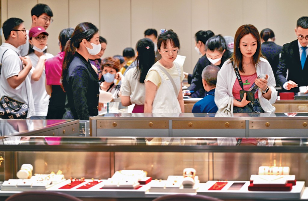 马年将至，入境处预计内地9日春节长假期会有约143万内地客访港。