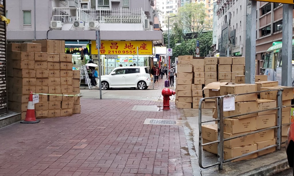旺角街頭有一批貨物被人棄置。