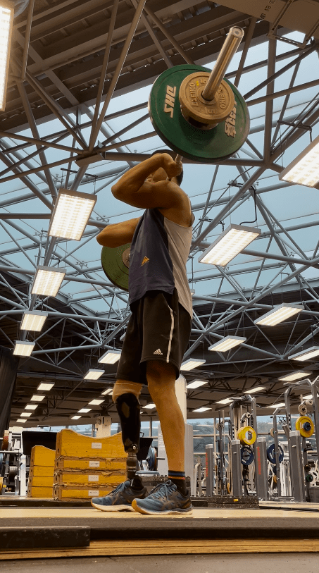 經過一段時間的練習，阿興現在最重可以舉到50公斤的鐵。（受訪者提供）