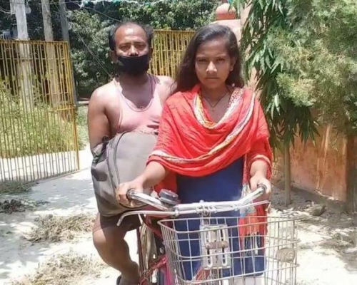 父女的回家路一點也不容易,爸爸無法協助Jyoti而只能坐在單車的後座。網圖