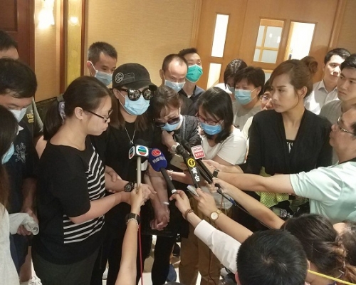 23歲死者岑燦榮遺孀哭訴,中電及金城長期向員工施壓,令他們疲勞過度,又不理工人安全。徐裕民攝