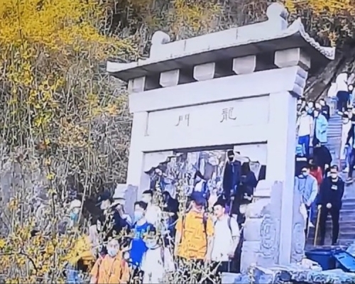 連日五一假期登泰山的遊人絡繹不絕。網圖