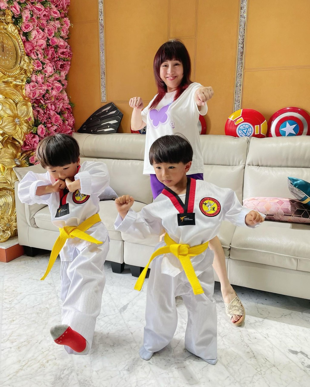 梅小青的孙仔似乎学跆拳道。