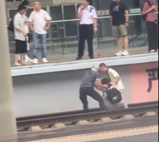 郴州男子家事爭執跳高鐵軌，3乘客協助對方家人，將跳軌男抬起救回。薘勃新聞