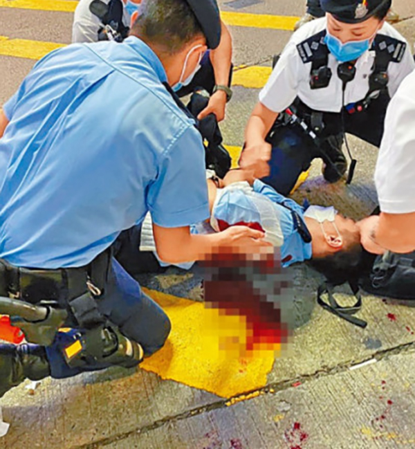 一名警员在铜锣湾崇光百货外执勤期间，被男子梁健辉用刀刺背。资料图片