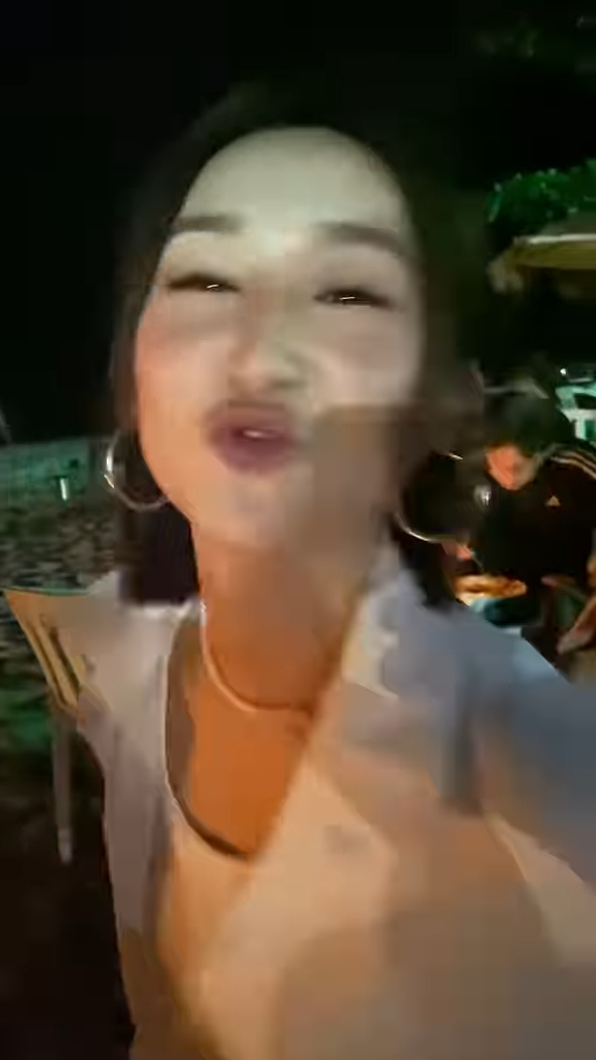 高Ling向镜头献吻。