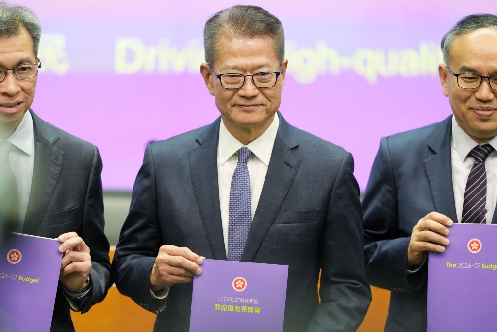 陳茂波（中）出席財政預算案記者會。吳艷玲攝