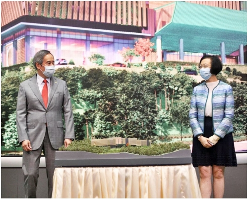 陳肇始（右）形容設立中醫醫院屬本港中醫藥發展的重要里程碑。