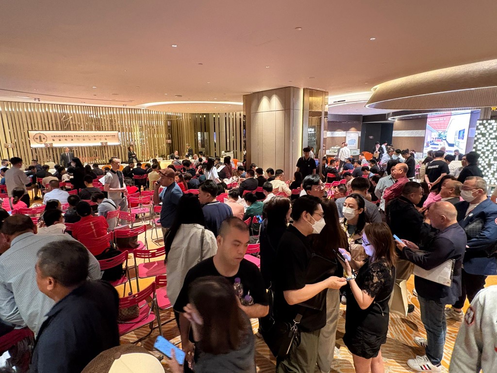 于登记时间开始前已有数十组客人到场。