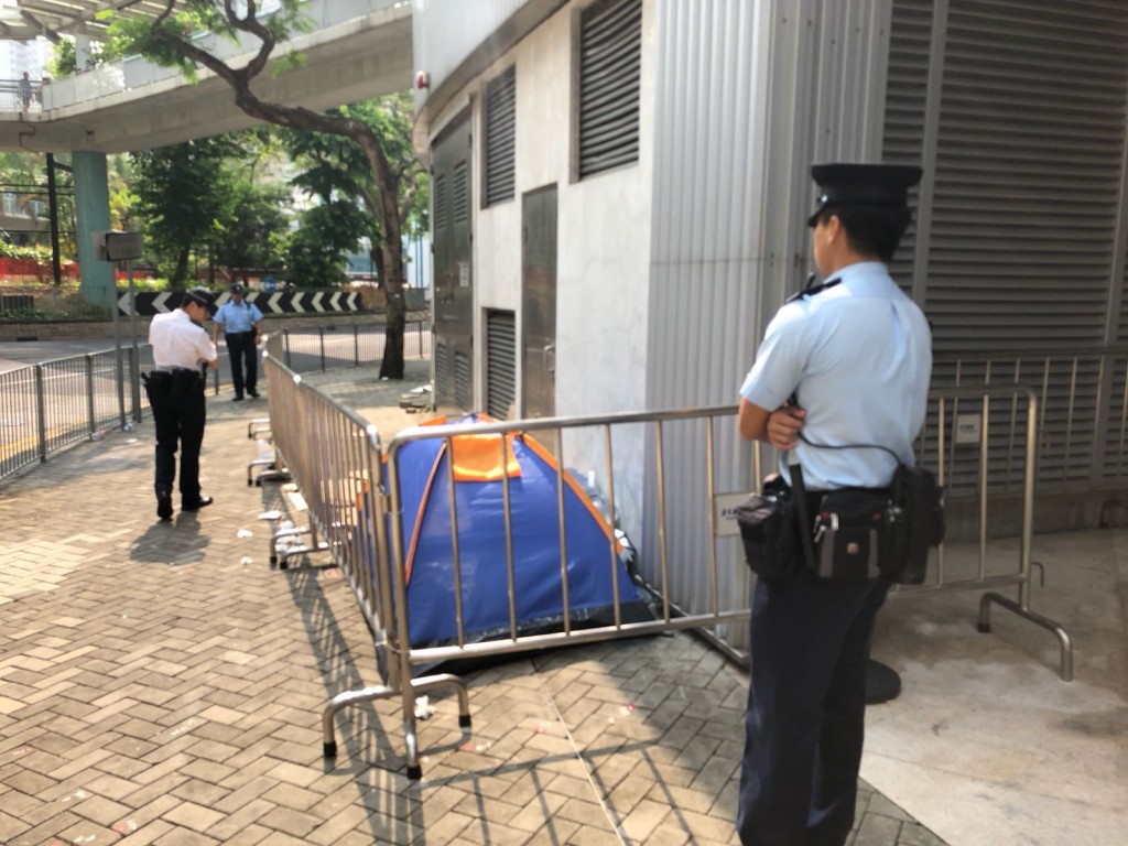 警員到排隊現場視察。