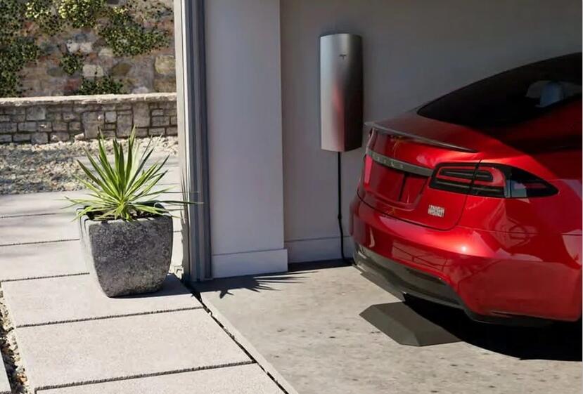 Tesla在3月舉行的投資者日簡報中,公開一張Model S泊於在無線充電板上的相片,有意開發無線充電之說不脛而走。