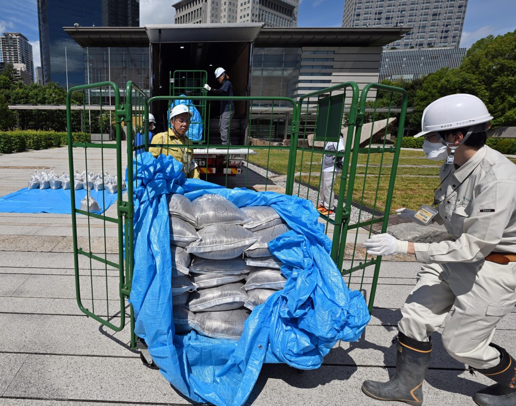 日本福島核污染土壤運抵首相官邸。路透社