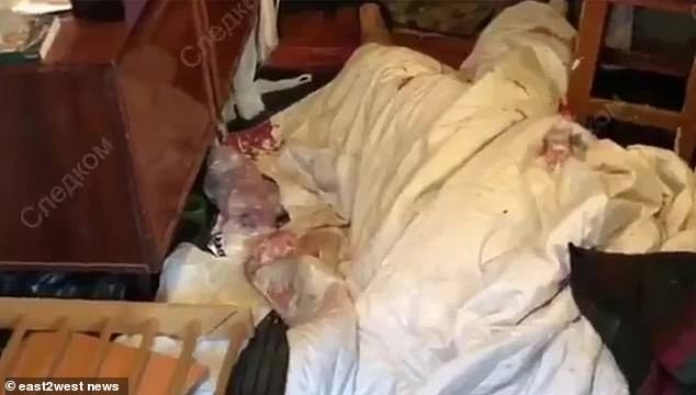 警方發現棉被內藏著一具已經被斧頭利器肢解只剩「中間軀幹」的男屍。