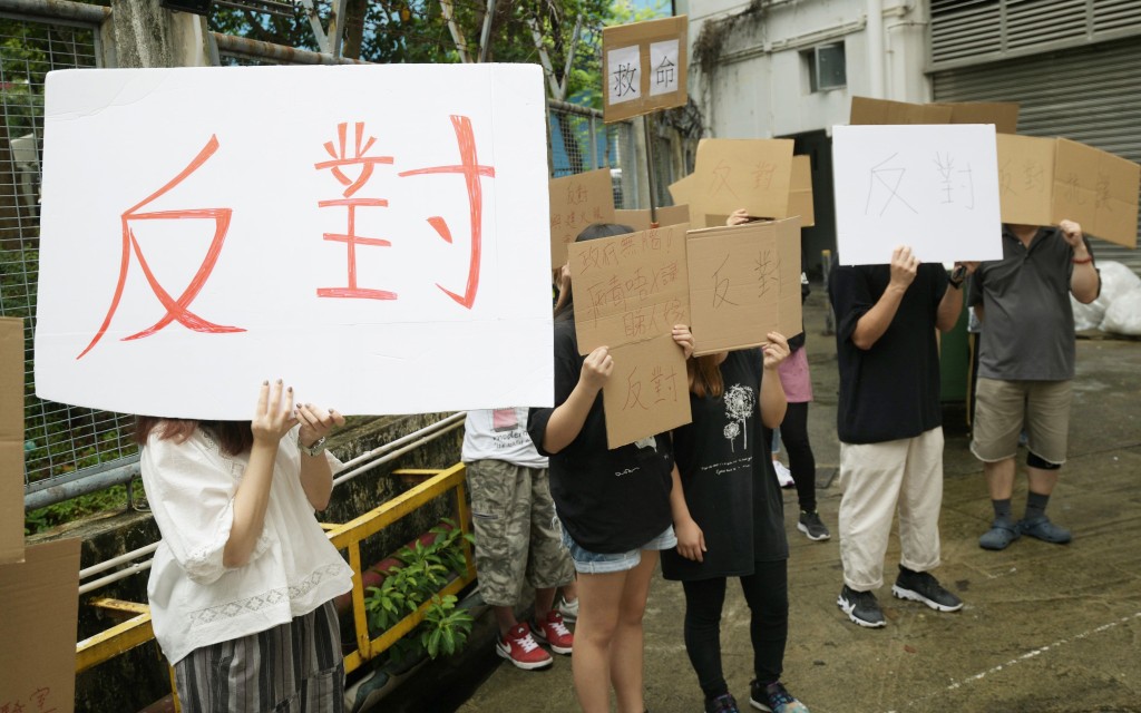 內地檢測支援隊到大埔太平工業園，有人舉牌「反對」。