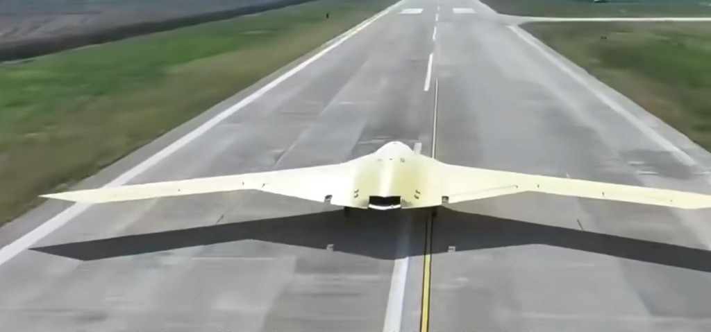 「彩虹-7」高空高速隱身無人機成功首飛。央視