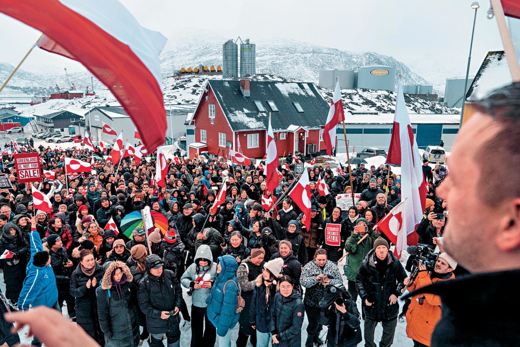 格陵蘭首府努克的大批民眾上周六聚集於美國領事館前，抗議美國的奪島大計。