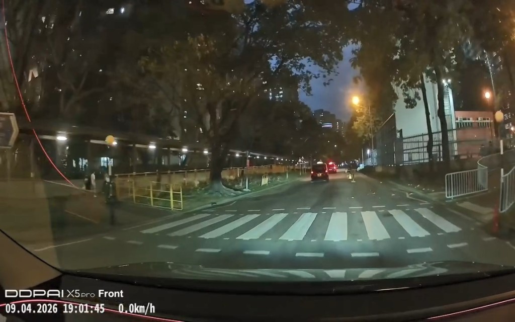 最後的士未有撞到男童。fb「車cam L(香港群組)」Queen_W08片段截圖 最後的士未有撞到男童。fb「車cam L(香港群組)」Queen_W08片段截圖