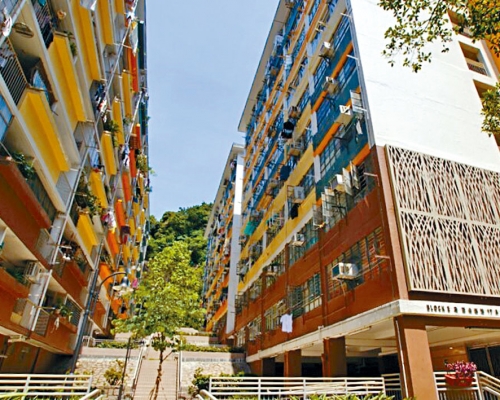 明華大廈「暫租住屋」接獲近九百宗申請，最多為三人家庭。