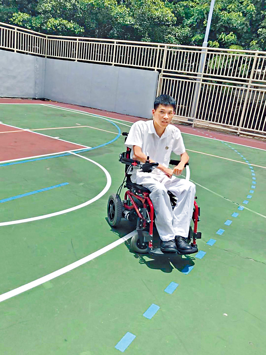 下半身癱瘓的應屆考生邱梓霖，如願獲科大理學士（數學與經濟學）取錄。　