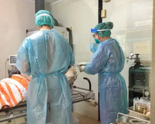 台医生抱怨有确诊患者因手机无电而冲出病房。示意图（网图）