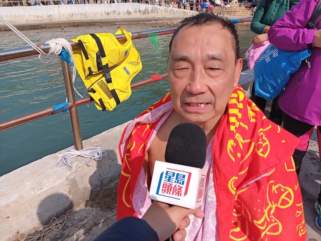 王先生今年第三次参赛。他在赛前表示，参加冬泳是为了身体健康，能完成赛事已经很满足。