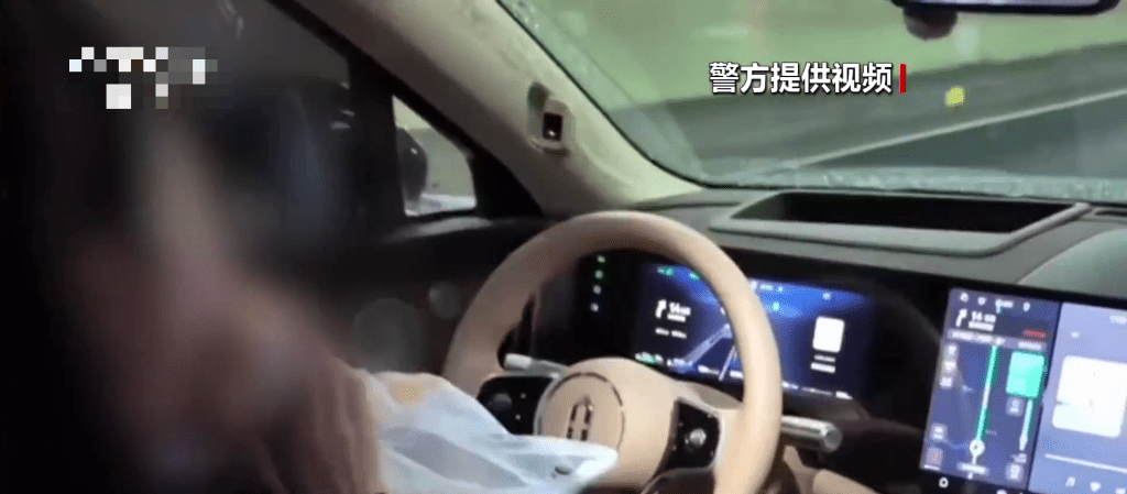 女司机开辅助驾驶高速上化妆、吃东西、舞动。