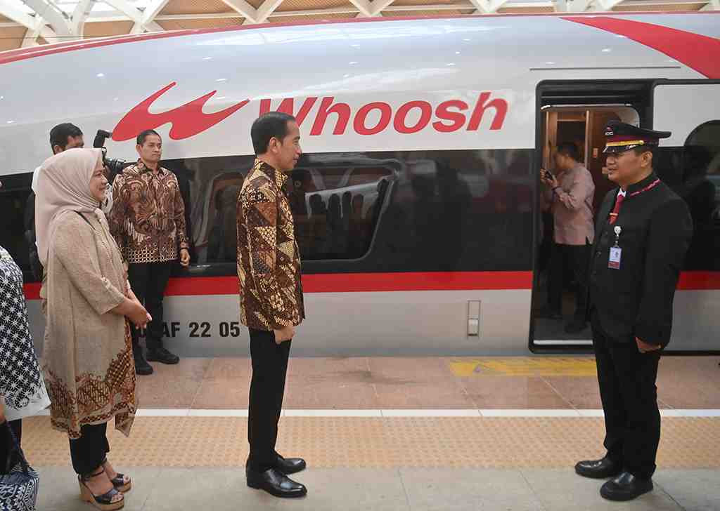 印尼总统和夫人是雅万高铁正式服务的首班乘客。