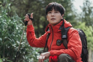 朱智勋饰演姜贤祖，隐藏着不可告人秘密的智异山国立公园新人护林员。