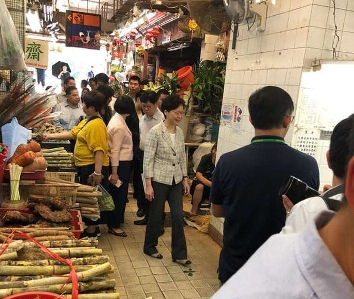有市民拍攝到林鄭月娥今日在街市出現。網上圖片