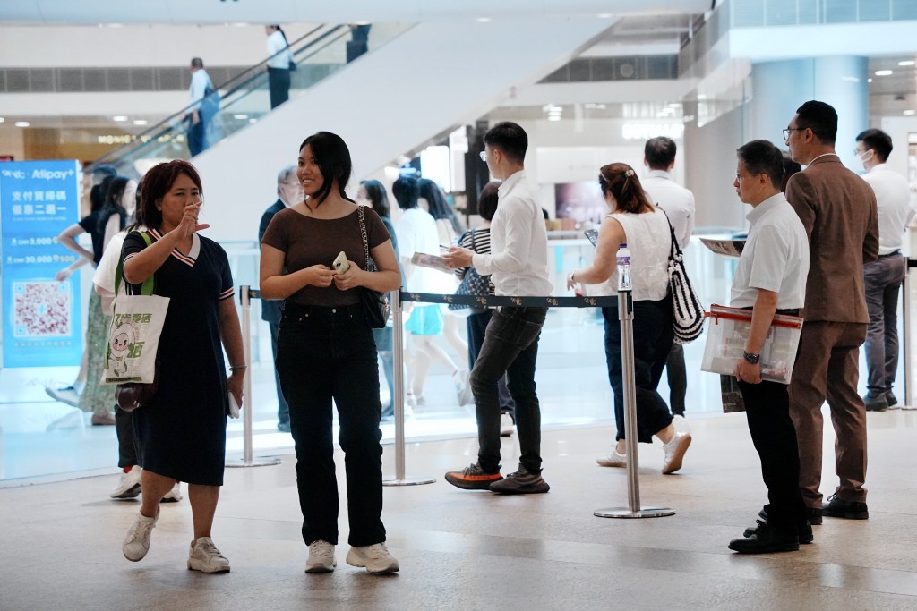 項目連日來吸引不少睇樓客參觀示範單位 項目連日來吸引不少睇樓客參觀示範單位