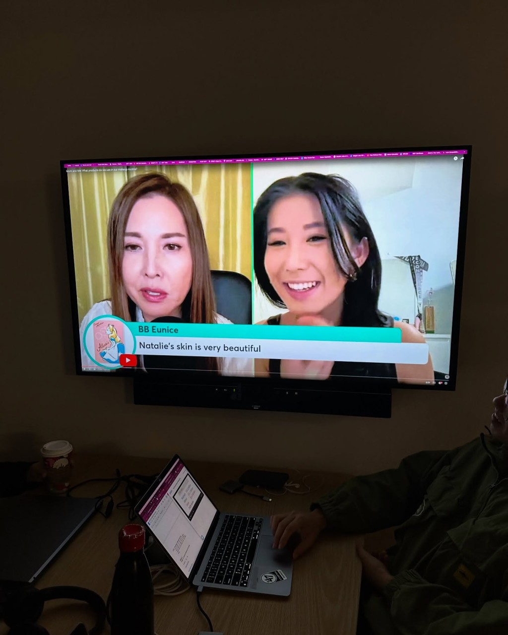 李婉華與大女間中一起做直播節目。