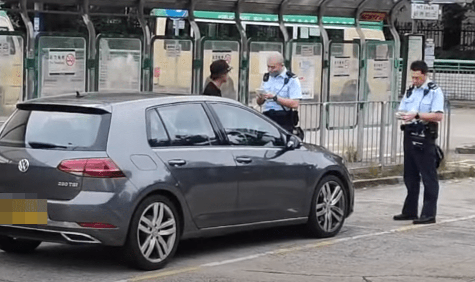 多名警员在香港教育大学外向司机进行问话。