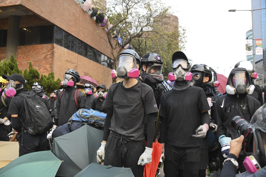 当时有大批示威者堵塞在理大校园内与警对峙。 资料图片