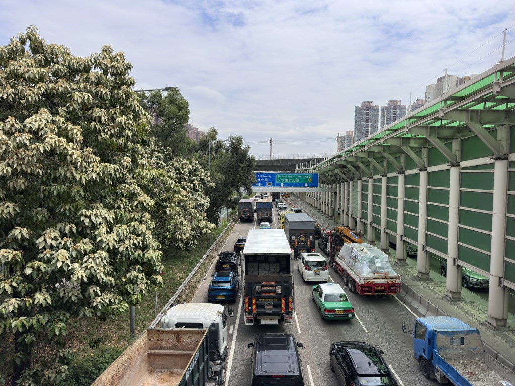 現場交通大擠塞。梁國峰攝 現場交通大擠塞。梁國峰攝