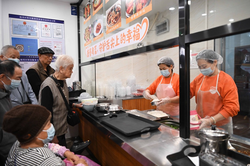 中國老年化趨勢明顯。圖為廣州一間老年人飯堂。新華社