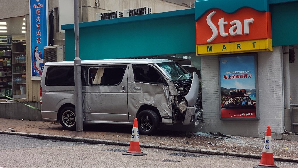 客貨車撞穿油店便利店門口。黃文威攝