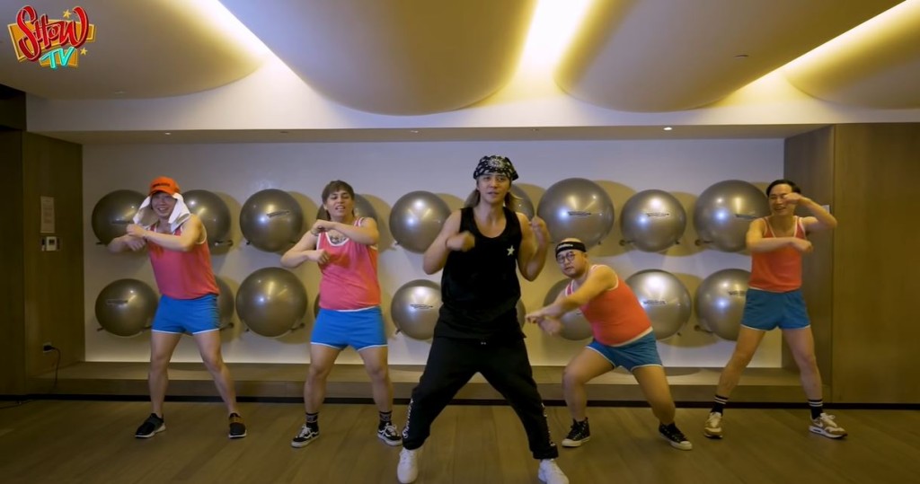 小豬身後的4位男士跟不上步伐超搞笑。