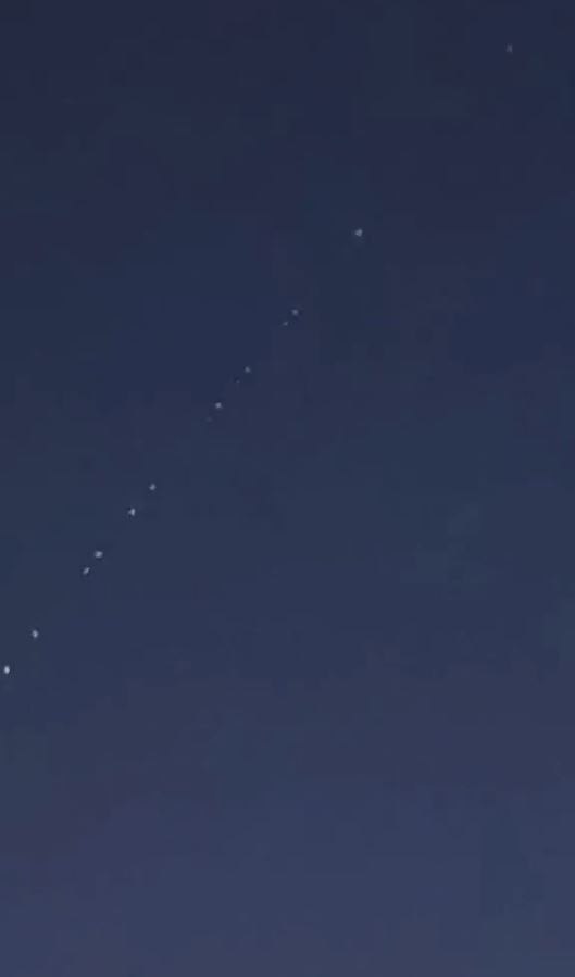 河南6日晚，多地民众在夜空中发现神秘光串。抖音